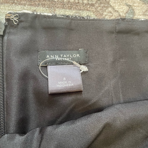 Black and white checkered skirt wool material- Size 8 Ann Taylor Factory. - Picture 2 of 3